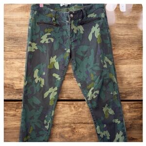 Cabi women’s size 4 camo jeans with zip pocket and ankle accents.